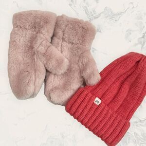 NWT Nordstrom Bundle of Pink Rose Faux Fur Mittens and Pink Knit Beanie - One Si